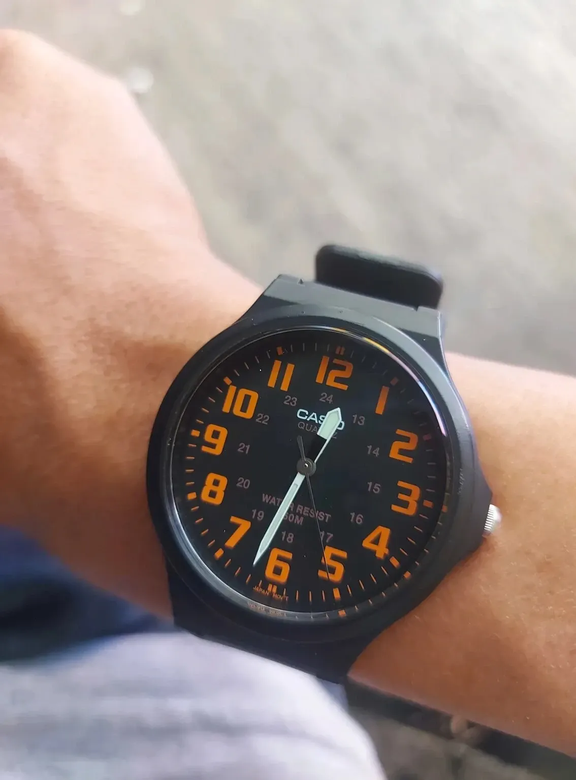 montre-homme-casio-mw-240-4bvdf-bracelet-en-resine-noirorange-mw-240-4bvdf