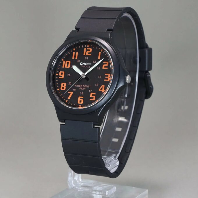 Montre Homme CASIO MW-240-4BVDF - Bracelet en résine - Noir/Orange
