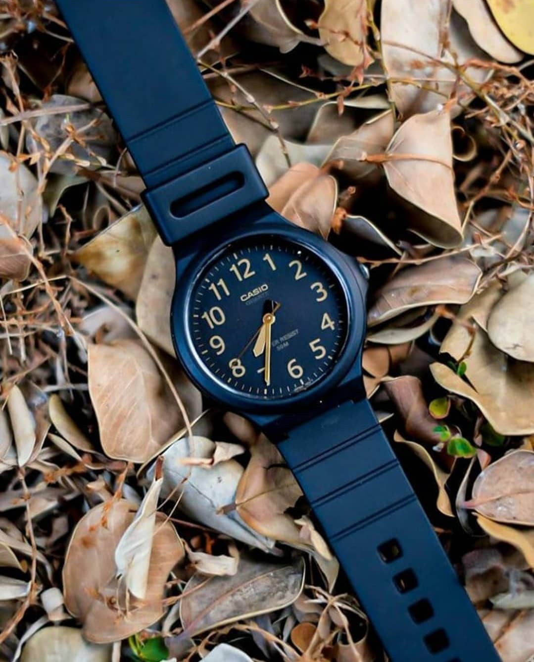 montre-homme-casio-mw-240-4bvdf-bracelet-en-resine-noirorange-mw-240-4bvdf