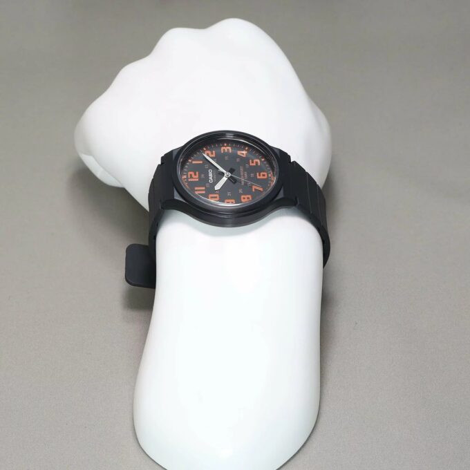 Montre Homme CASIO MW-240-4BVDF - Bracelet en résine - Noir/Orange