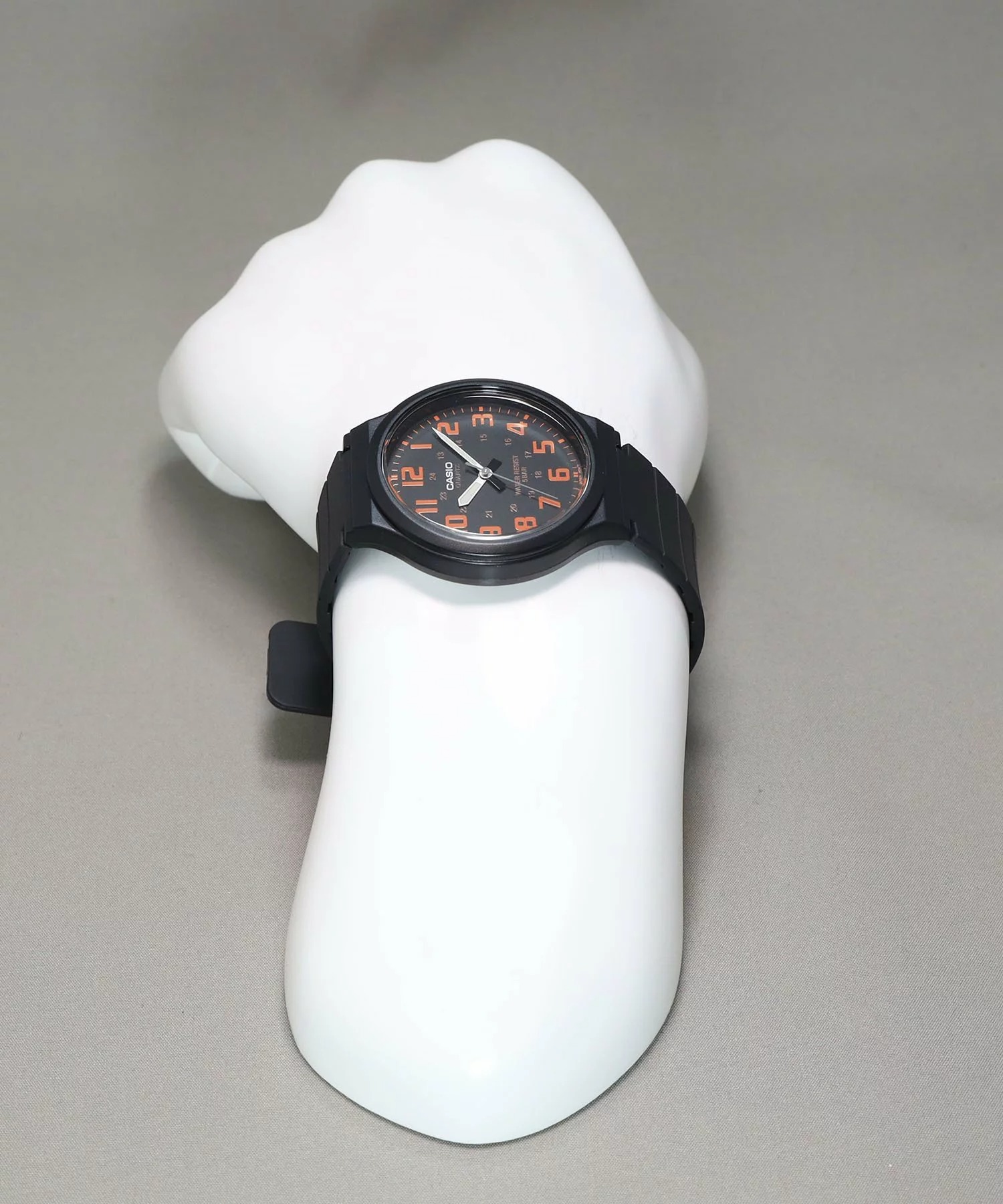 montre-homme-casio-mw-240-4bvdf-bracelet-en-resine-noirorange-mw-240-4bvdf