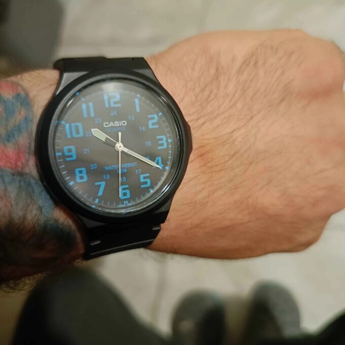 Montre Homme CASIO MW-240-2BVDF - Bracelet en résine noir - Résistant à l'eau