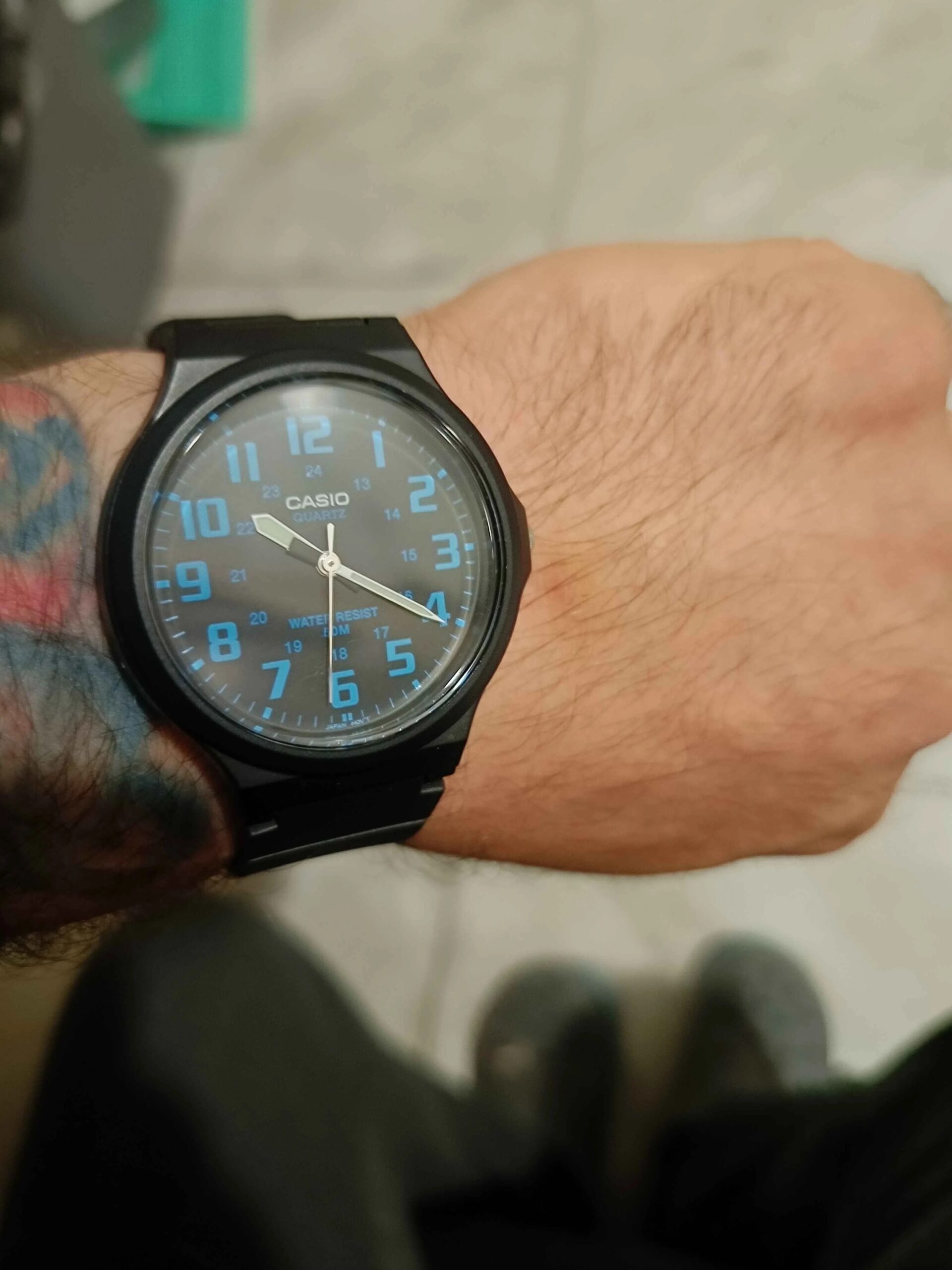 montre-homme-casio-mw-240-2bvdf-bracelet-en-resine-noir-resistant-a-leau-mw-240-2bvdf