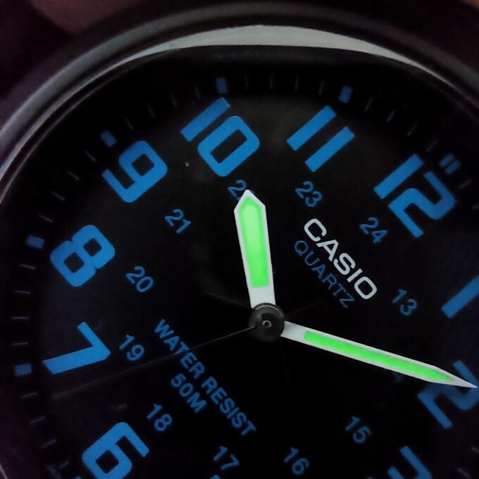 Montre Homme CASIO MW-240-2BVDF - Bracelet en résine noir - Résistant à l'eau