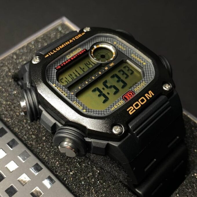 Montre CASIO Homme - DW-291H-9AVDF - Bracelet Noir En Résine - Résistante à l'eau - 12 Mois De Garantie