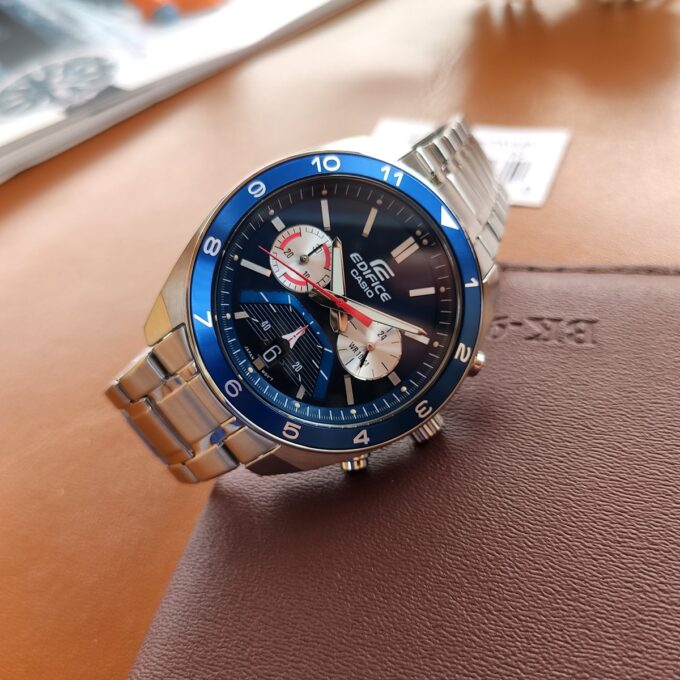 Montre CASIO Homme - EFV-590D-2AVUDF - Bracelet Gris En Acier Inoxydable - Résistante à l'eau - 12 Mois De Garantie