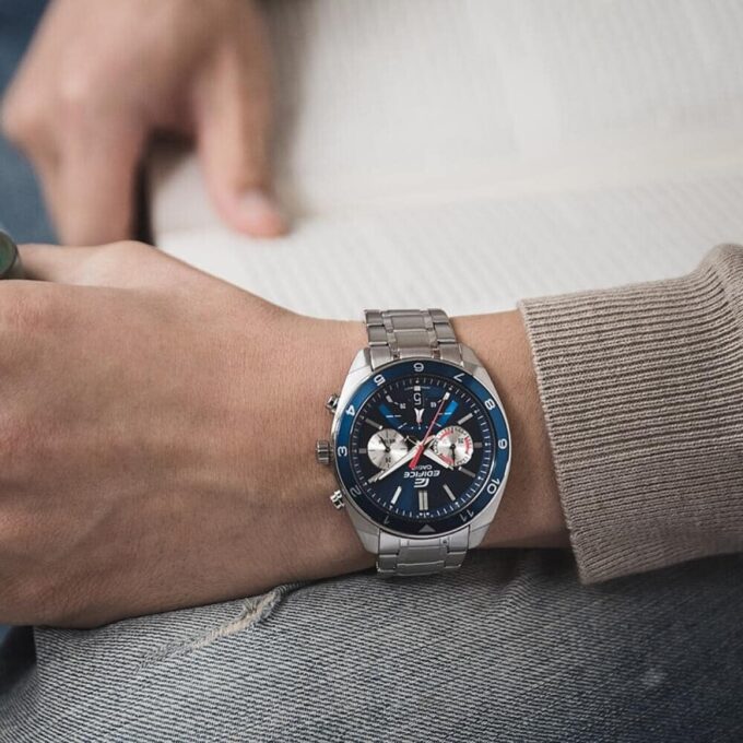 Montre CASIO Homme - EFV-590D-2AVUDF - Bracelet Gris En Acier Inoxydable - Résistante à l'eau - 12 Mois De Garantie