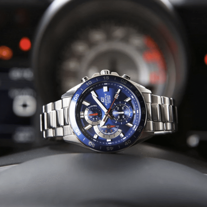 Montre CASIO Homme - EFV-590D-2AVUDF - Bracelet Gris En Acier Inoxydable - Résistante à l'eau - 12 Mois De Garantie