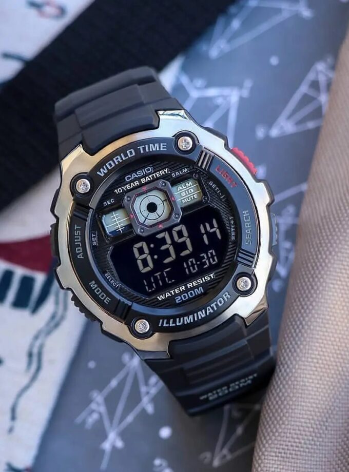 Montre CASIO Jeunesse - Bracelet Noir En Résine - Boitier En Resine - Résistante à l'eau - 12 Mois De Garantie - AE-2000W-1AVDF