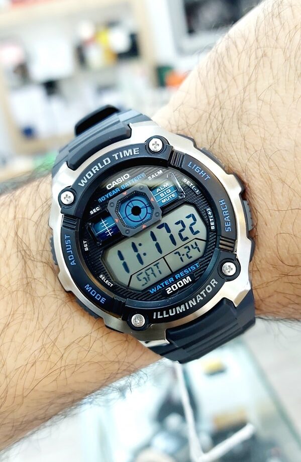 Montre CASIO Jeunesse - Bracelet Noir En Résine - Boitier En Resine - Résistante à l'eau - 12 Mois De Garantie - AE-2000W-1AVDF