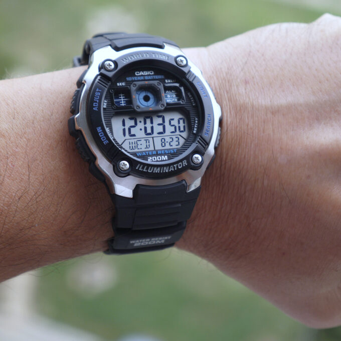 Montre CASIO Jeunesse - Bracelet Noir En Résine - Boitier En Resine - Résistante à l'eau - 12 Mois De Garantie - AE-2000W-1AVDF