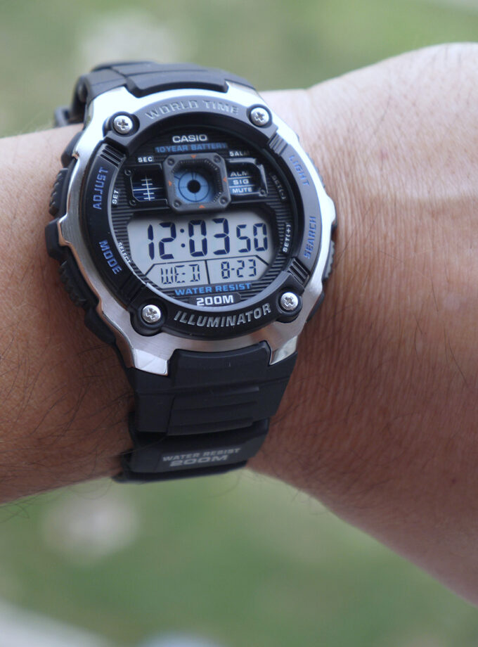 Montre CASIO Jeunesse - Bracelet Noir En Résine - Boitier En Resine - Résistante à l'eau - 12 Mois De Garantie - AE-2000W-1AVDF