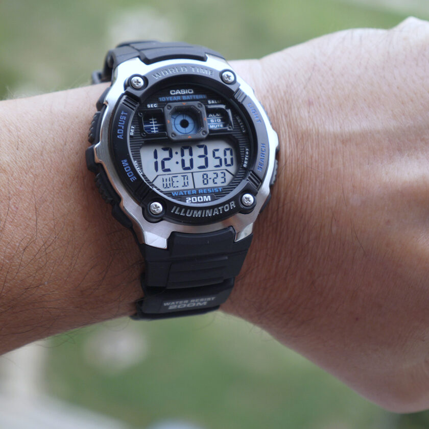 montre casio jeunesse bracelet noir en résine boitier en resine résistante à l'eau 12 mois de garantie ae 2000w 1avdf