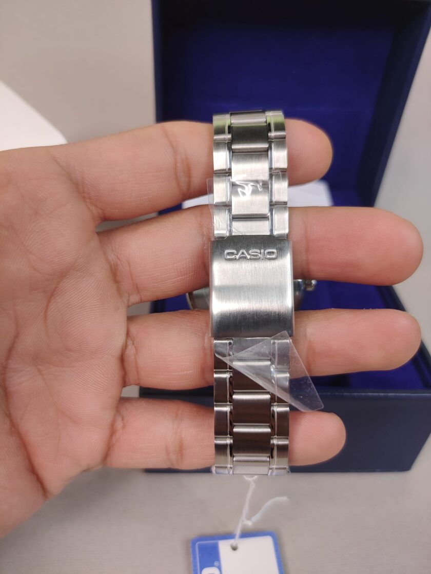 montre homme casio mtp v006d 1b2udf argent marque casio sous marque casio général type de mouvement quartz nom du produit montre bracelet à quartz / mtp v006d 1b2udf origine de la marque japon pays d'origine chine, thaïlande, japon genre hommes forme du boîtier rond matériau du boîtier acier inoxydable affaire fcm saphir synthétique taille du boîtier (mm) 45,1 × 38 × 9,4 couleur du boîtier argent type de cadran analogique couleur du cadran noir type de bande bracelet matériaux du groupe acier inoxydable couleur de la bande argent catégorie montres type de montre montre bracelet