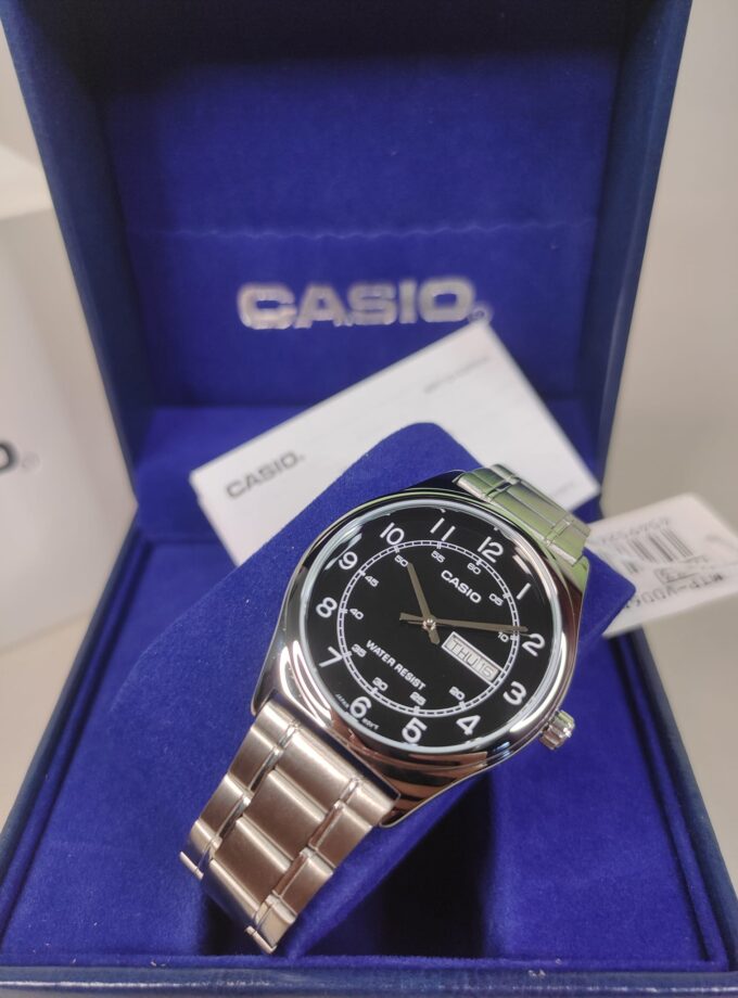 montre homme casio mtp v006d 1b2udf argent marque casio sous marque casio général type de mouvement quartz nom du produit montre bracelet à quartz / mtp v006d 1b2udf origine de la marque japon pays d'origine chine, thaïlande, japon genre hommes forme du boîtier rond matériau du boîtier acier inoxydable affaire fcm saphir synthétique taille du boîtier (mm) 45,1 × 38 × 9,4 couleur du boîtier argent type de cadran analogique couleur du cadran noir type de bande bracelet matériaux du groupe acier inoxydable couleur de la bande argent catégorie montres type de montre montre bracelet