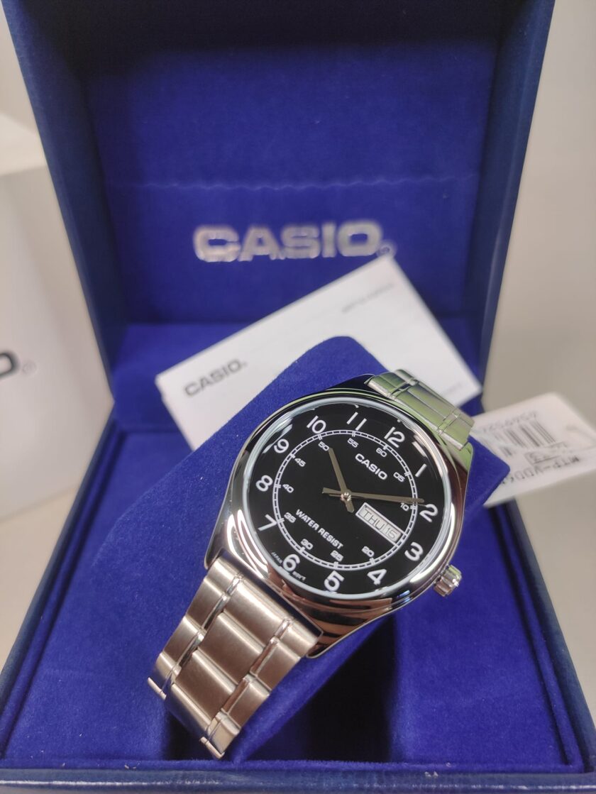 montre homme casio mtp v006d 1b2udf argent marque casio sous marque casio général type de mouvement quartz nom du produit montre bracelet à quartz / mtp v006d 1b2udf origine de la marque japon pays d'origine chine, thaïlande, japon genre hommes forme du boîtier rond matériau du boîtier acier inoxydable affaire fcm saphir synthétique taille du boîtier (mm) 45,1 × 38 × 9,4 couleur du boîtier argent type de cadran analogique couleur du cadran noir type de bande bracelet matériaux du groupe acier inoxydable couleur de la bande argent catégorie montres type de montre montre bracelet