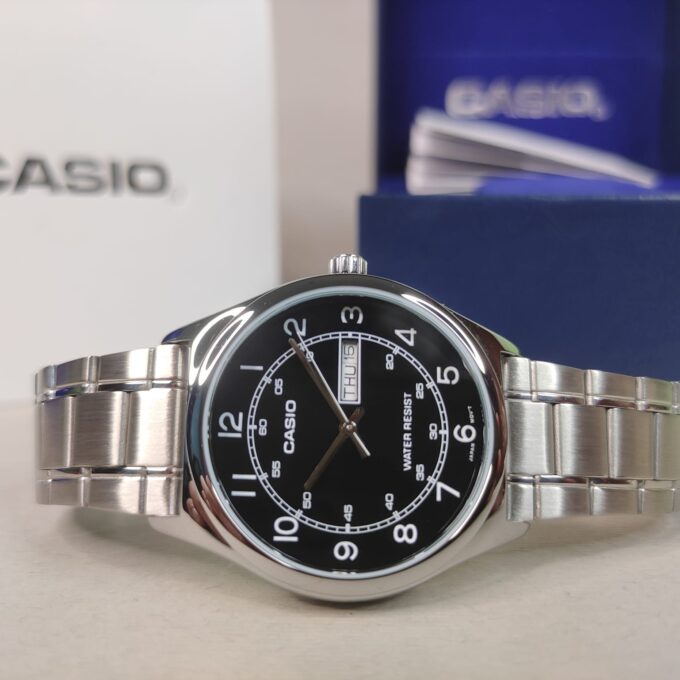 Montre Homme Casio Quartz MTP-V006D-1B2UDF - Acier inoxydable, Boîtier Rond 45mm, Cadran Noir, Bracelet Argent - Montre-bracelet Classique