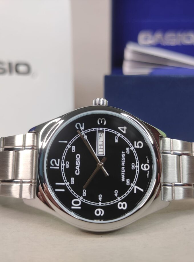 Montre Homme Casio Quartz MTP-V006D-1B2UDF - Acier inoxydable, Boîtier Rond 45mm, Cadran Noir, Bracelet Argent - Montre-bracelet Classique