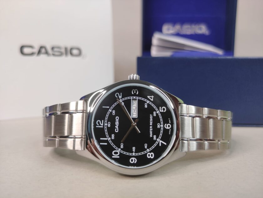 montre homme casio mtp v006d 1b2udf argent marque casio sous marque casio général type de mouvement quartz nom du produit montre bracelet à quartz / mtp v006d 1b2udf origine de la marque japon pays d'origine chine, thaïlande, japon genre hommes forme du boîtier rond matériau du boîtier acier inoxydable affaire fcm saphir synthétique taille du boîtier (mm) 45,1 × 38 × 9,4 couleur du boîtier argent type de cadran analogique couleur du cadran noir type de bande bracelet matériaux du groupe acier inoxydable couleur de la bande argent catégorie montres type de montre montre bracelet