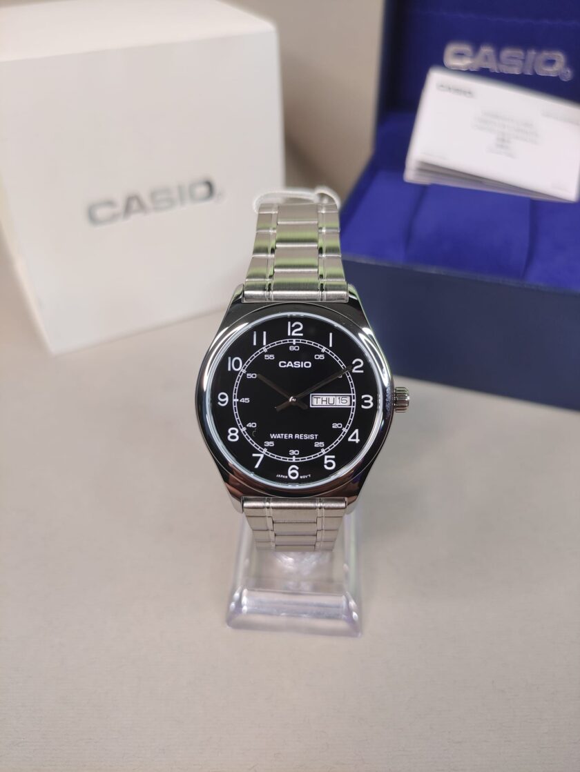 montre homme casio mtp v006d 1b2udf argent marque casio sous marque casio général type de mouvement quartz nom du produit montre bracelet à quartz / mtp v006d 1b2udf origine de la marque japon pays d'origine chine, thaïlande, japon genre hommes forme du boîtier rond matériau du boîtier acier inoxydable affaire fcm saphir synthétique taille du boîtier (mm) 45,1 × 38 × 9,4 couleur du boîtier argent type de cadran analogique couleur du cadran noir type de bande bracelet matériaux du groupe acier inoxydable couleur de la bande argent catégorie montres type de montre montre bracelet