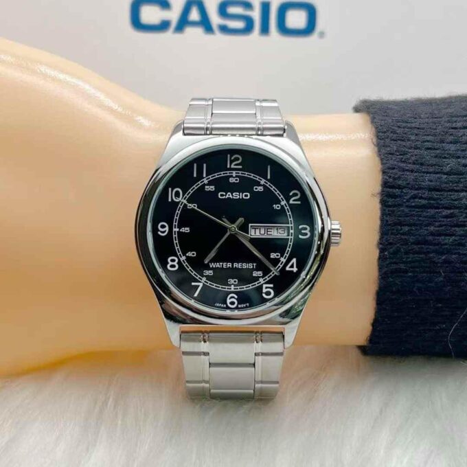 Montre Homme Casio Quartz MTP-V006D-1B2UDF - Acier inoxydable, Boîtier Rond 45mm, Cadran Noir, Bracelet Argent - Montre-bracelet Classique