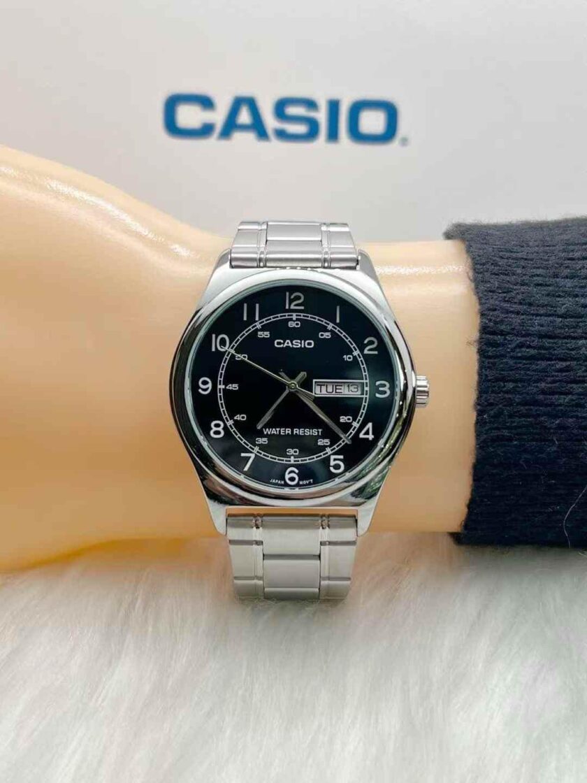 montre homme casio mtp v006d 1b2udf argent marque casio sous marque casio général type de mouvement quartz nom du produit montre bracelet à quartz / mtp v006d 1b2udf origine de la marque japon pays d'origine chine, thaïlande, japon genre hommes forme du boîtier rond matériau du boîtier acier inoxydable affaire fcm saphir synthétique taille du boîtier (mm) 45,1 × 38 × 9,4 couleur du boîtier argent type de cadran analogique couleur du cadran noir type de bande bracelet matériaux du groupe acier inoxydable couleur de la bande argent catégorie montres type de montre montre bracelet