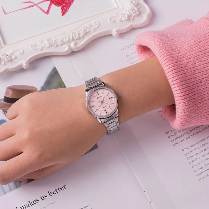 Montre CASIO Femme - LTP-1303D-4AVDF - Bracelet Gris En Acier Inoxydable - Résistante à l'eau - 12 Mois De Garantie