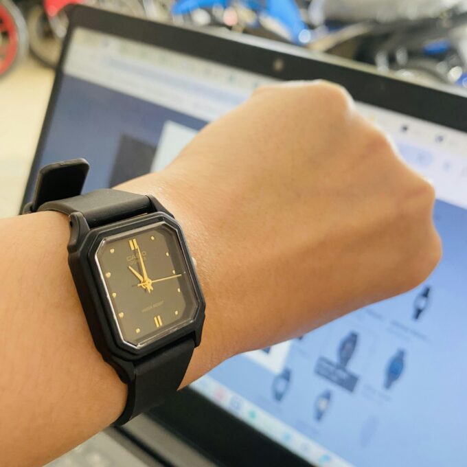 Montre CASIO Jeunesse - Bracelet Noir En Resine - Boitier En Resine - Résistante à l'eau - 12 Mois De Garantie - LQ-142E-1ADF