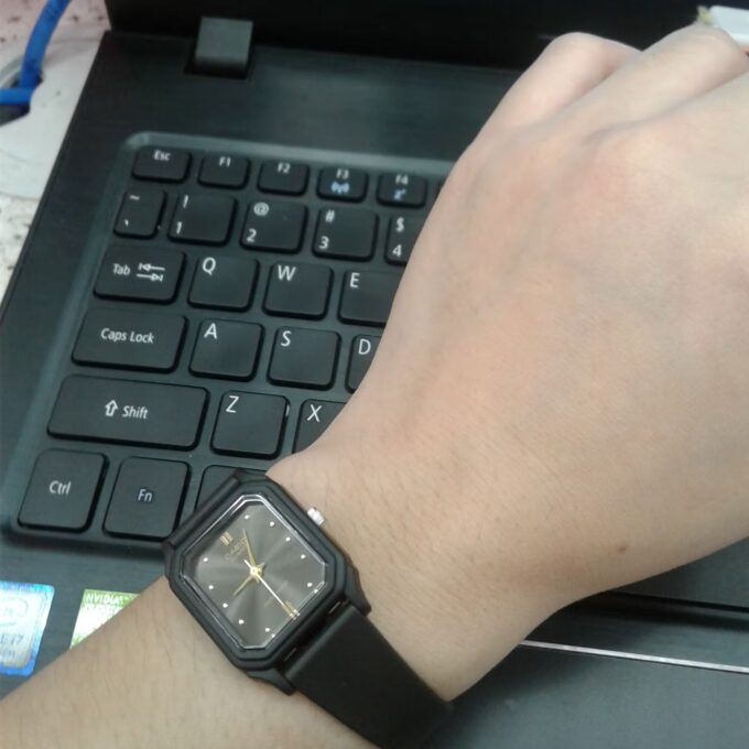 Montre CASIO Jeunesse - Bracelet Noir En Resine - Boitier En Resine - Résistante à l'eau - 12 Mois De Garantie - LQ-142E-1ADF