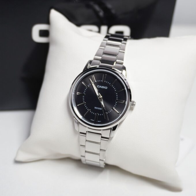 Montre CASIO Homme - MTP-1303D-1AVDF - Bracelet Gris En Acier Inoxydable - Résistante à l'eau - 12 Mois De Garantie