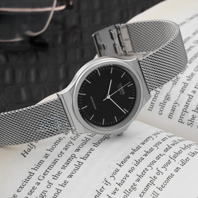 Montre CASIO Homme - MQ-24M-1EDF - Bracelet Gris En Acier Inoxydable - Résistante à l'eau - 12 Mois De Garantie