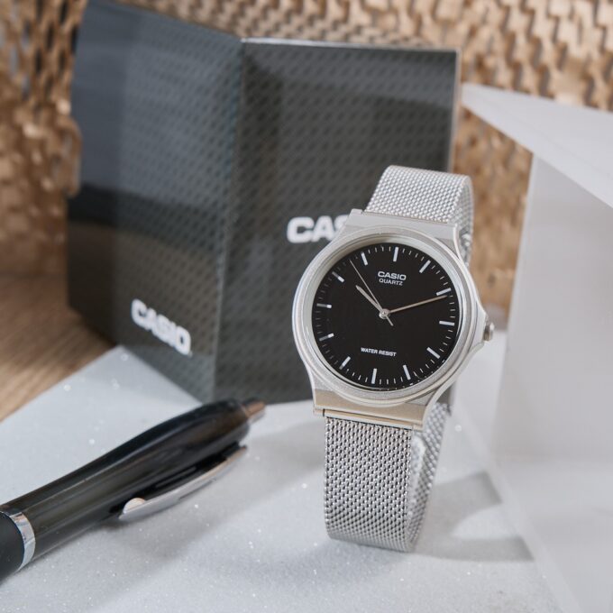 Montre CASIO Homme - MQ-24M-1EDF - Bracelet Gris En Acier Inoxydable - Résistante à l'eau - 12 Mois De Garantie