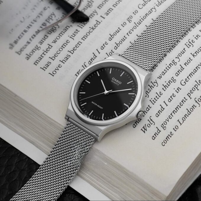 Montre CASIO Homme - MQ-24M-1EDF - Bracelet Gris En Acier Inoxydable - Résistante à l'eau - 12 Mois De Garantie