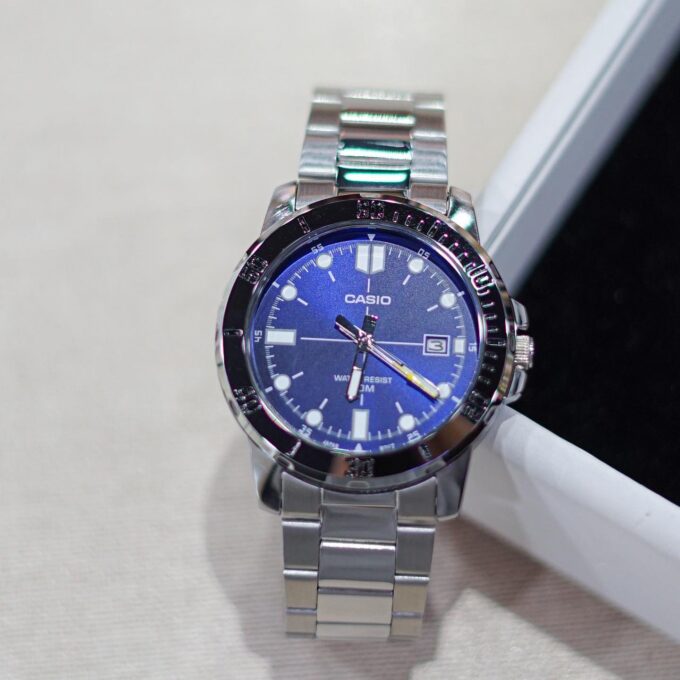 Montre CASIO Homme - MTP-VD01D-2EVUDF - Bracelet Gris En Acier Inoxydable - Résistante à l'eau - 12 Mois De Garantie