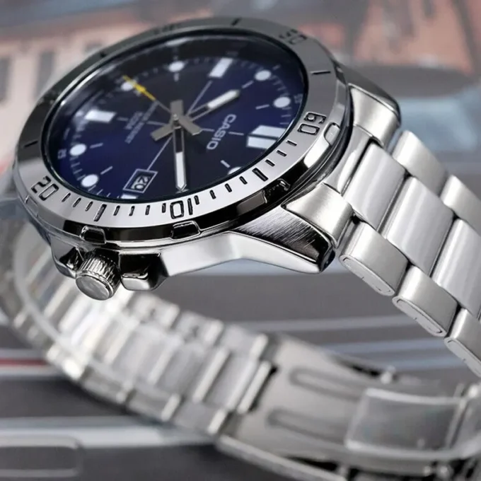 Montre CASIO Homme - MTP-VD01D-2EVUDF - Bracelet Gris En Acier Inoxydable - Résistante à l'eau - 12 Mois De Garantie