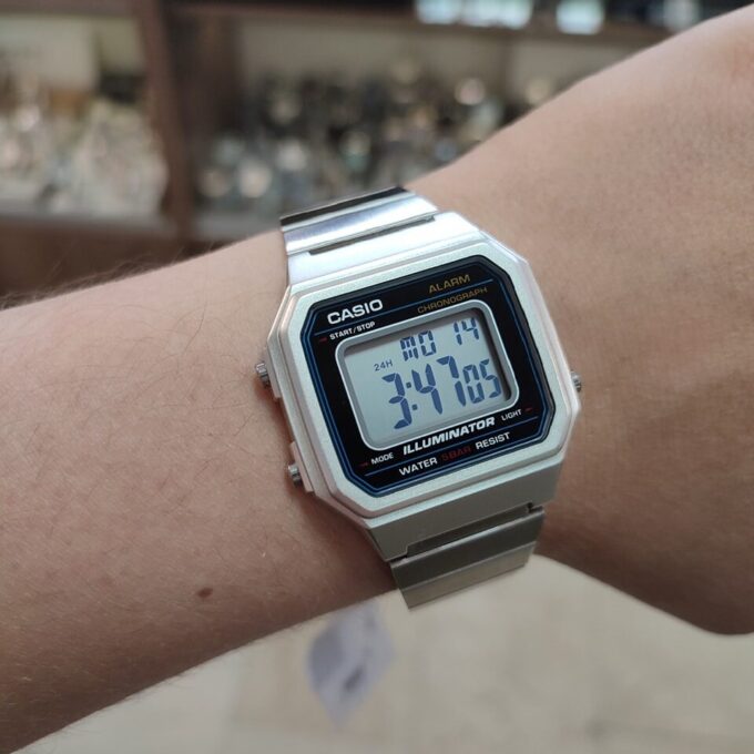 Montre CASIO Vintage Jeunesse - B650WD-1ADF - Bracelet Gris En Acier Inoxydable - Résistante à l'eau - 12 Mois De Garantie