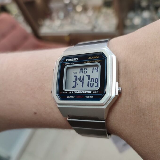 Montre CASIO Vintage Jeunesse - B650WD-1ADF - Bracelet Gris En Acier Inoxydable - Résistante à l'eau - 12 Mois De Garantie