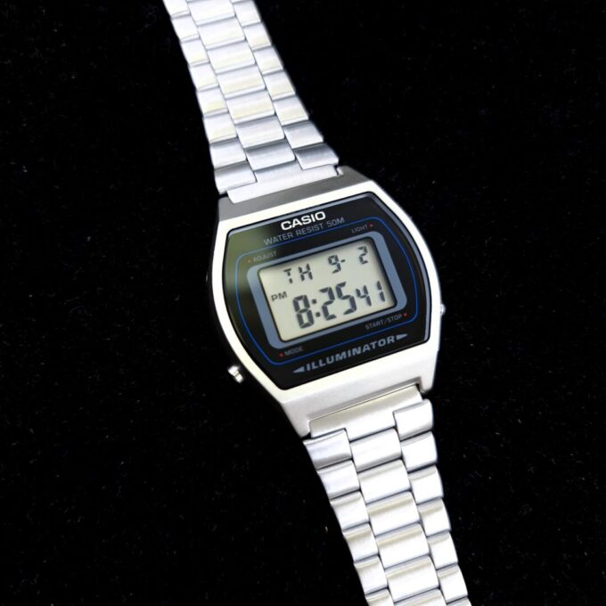 Montre Casio Vintage Jeunesse - B640WD-1AVDF - Bracelet Gris En Acier Inoxydable - Résistante à l'eau - 12 Mois De Garantie