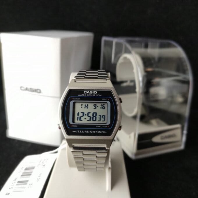 Montre Casio Vintage Jeunesse - B640WD-1AVDF - Bracelet Gris En Acier Inoxydable - Résistante à l'eau - 12 Mois De Garantie