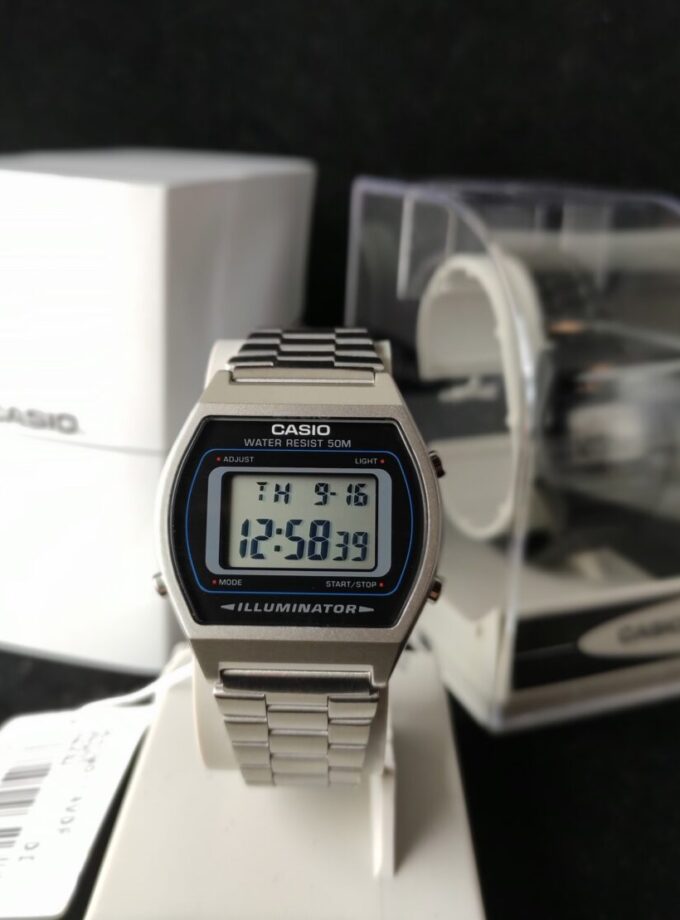 Montre Casio Vintage Jeunesse - B640WD-1AVDF - Bracelet Gris En Acier Inoxydable - Résistante à l'eau - 12 Mois De Garantie