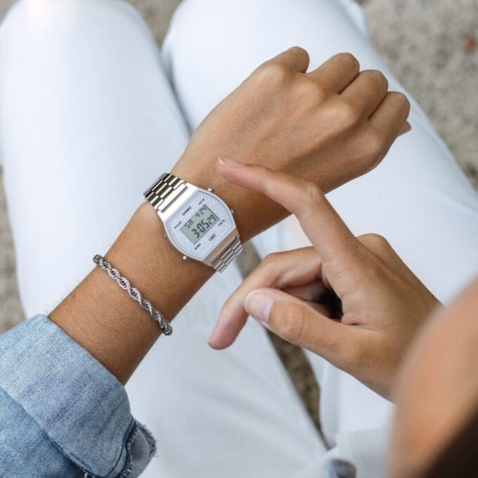 Montre CASIO Vintage Unisexe - B640WDG-7DF - Bracelet Gris En Acier Inoxydable - Cadran Blanc - 12 Mois De Garantie