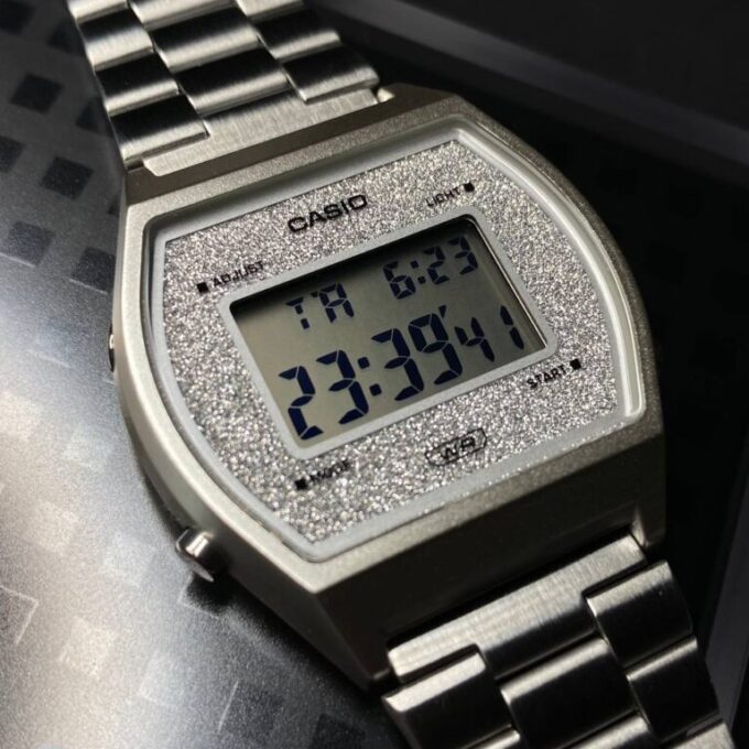 Montre CASIO Vintage Unisexe - B640WDG-7DF - Bracelet Gris En Acier Inoxydable - Cadran Blanc - 12 Mois De Garantie