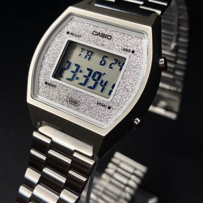 Montre CASIO Vintage Unisexe - B640WDG-7DF - Bracelet Gris En Acier Inoxydable - Cadran Blanc - 12 Mois De Garantie