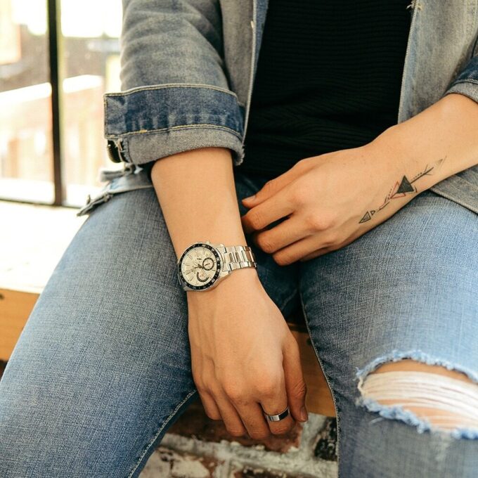 Montre CASIO Homme - EFV-570D-7AVUDF-Bracelet Gris En Acier Inoxydable - Cadran Blanc - 12 Mois De Garantie