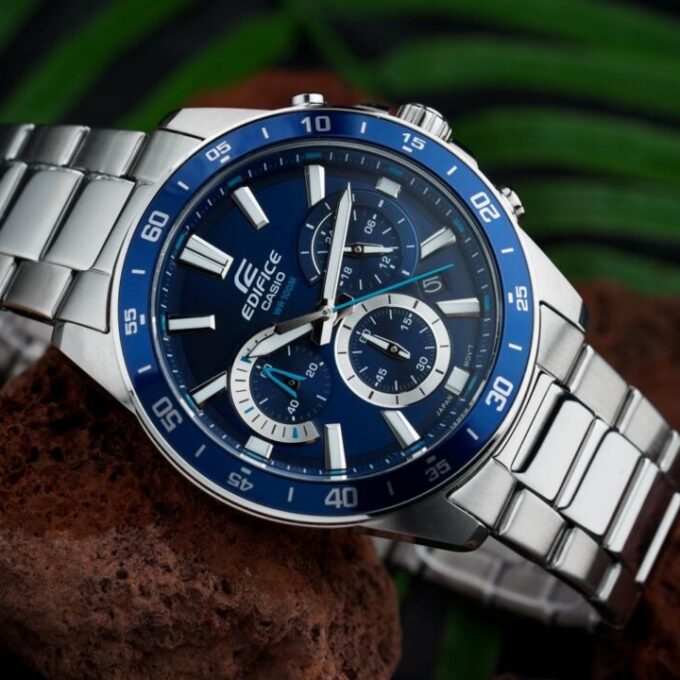 Montre CASIO Homme - Bracelet Gris En Acier Inoxydable - Résistante à l'eau - 12 Mois De Garantie - EFV-570D-2AVUDF