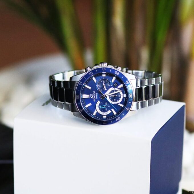 Montre CASIO Homme - Bracelet Gris En Acier Inoxydable - Résistante à l'eau - 12 Mois De Garantie - EFV-570D-2AVUDF