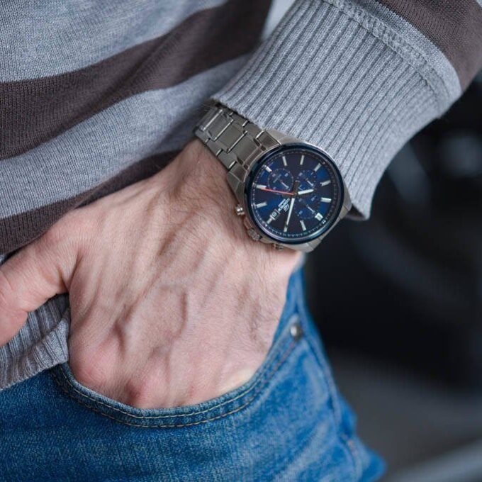 Montre CASIO Homme - Bracelet Gris En Acier Inoxydable - Résistante à l'eau - 12 Mois De Garantie - EFV-610DB-2AVUDF