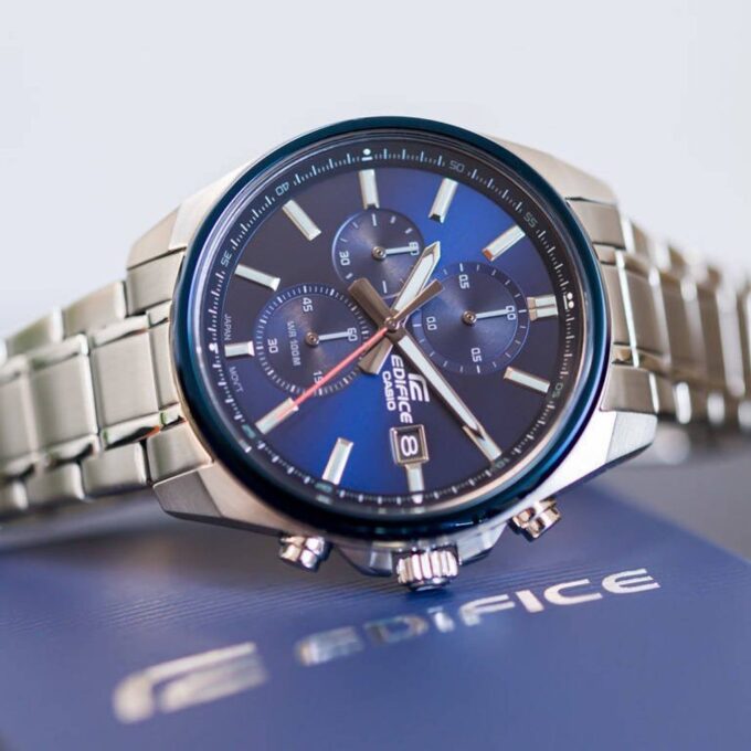 Montre CASIO Homme - Bracelet Gris En Acier Inoxydable - Résistante à l'eau - 12 Mois De Garantie - EFV-610DB-2AVUDF