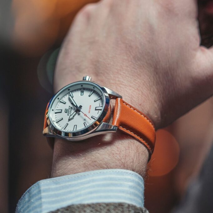 Montre CASIO Homme - Bracelet Marron En Cuir Véritable - Cadran Blanc - 12 Mois De Garantie - EFV-100L-7AVUDF