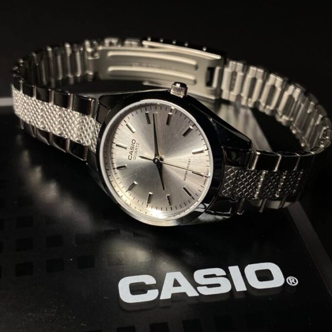 Montre CASIO Femme - LTP-1274D-7ADF - Bracelet Gris En Acier Inoxydable - Cadran Blanc - 12 Mois De Garantie